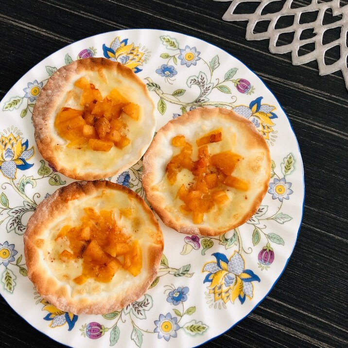 餃子の皮で☆シナモン香る枇杷とチーズのパイ風